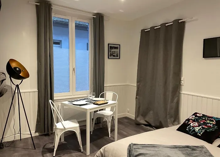 Апартаменти Les De Claire *